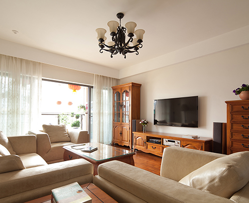 天生丽质正芳华，淡粉胜浓妆